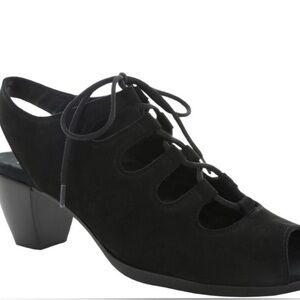 Munro | Black  Lace Up Nubuck Sandals | Size 9 | New in Box